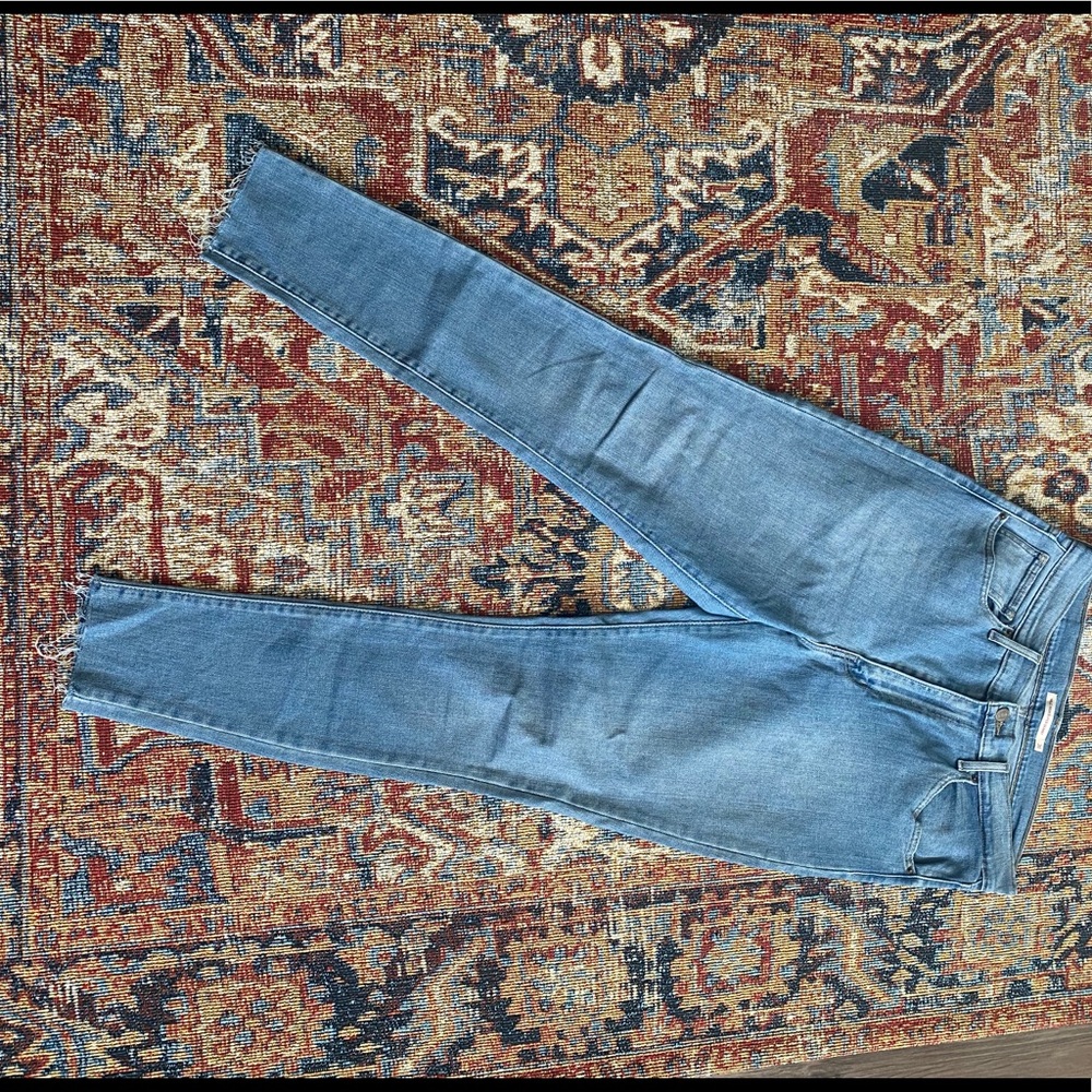 Light wash Levi skinny jeans